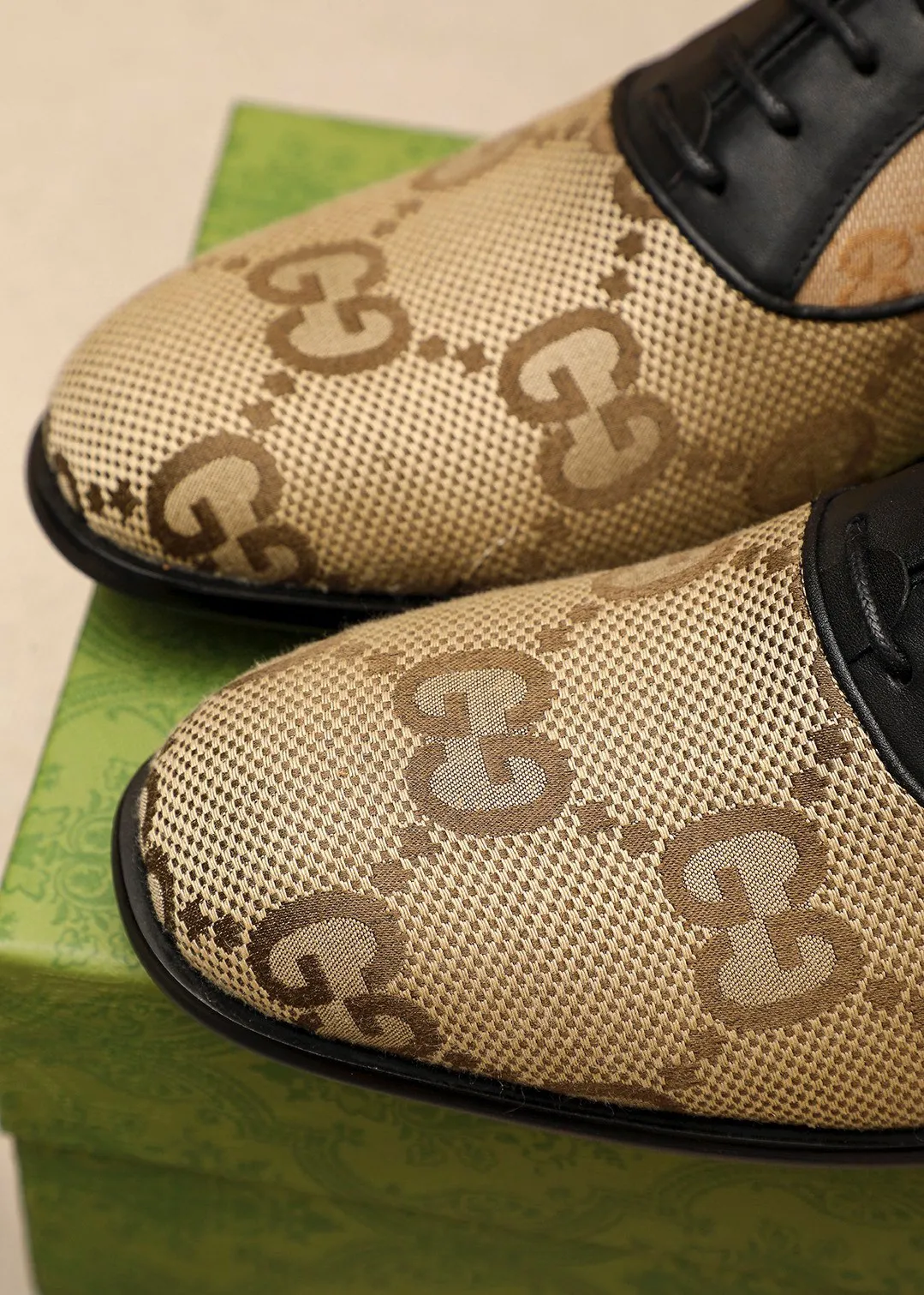 Men's shoes 💰460 💐 Product trademark: GUCCI "Gucci" business leather shoes Regular size: 38-44 (45.46.47🉑️customized) Product materials: Selected imported first-layer fabric upper, imported cowhide leather lining. Strong three-dimensional visual effect, combined outsole Color: 2⃣️colors available
